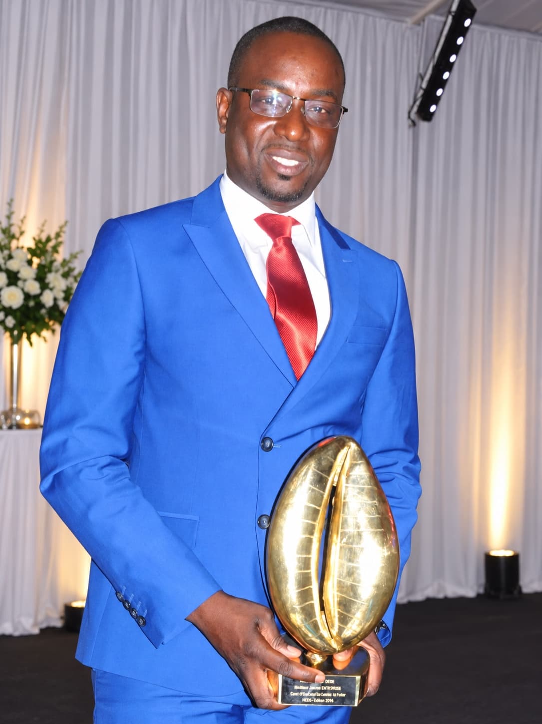 Matar Diène tenant le trophée du Cauris d'Or